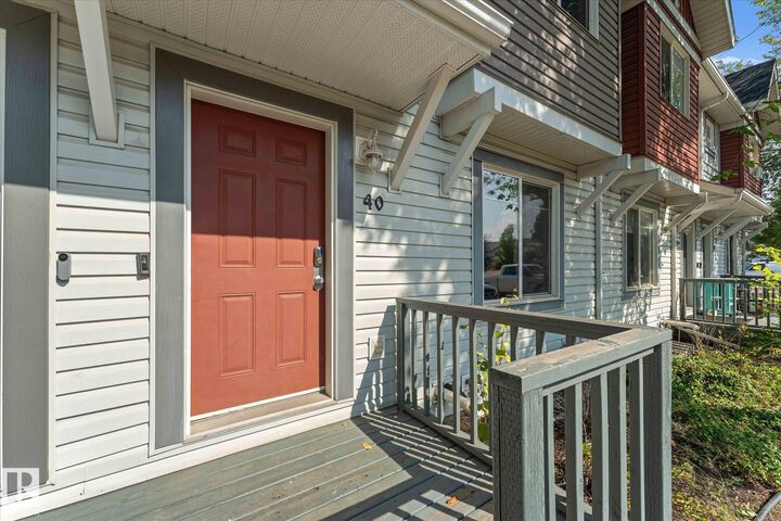 Property Photo: 1404 Hermitage Road NW 40 AB T5A 0P5