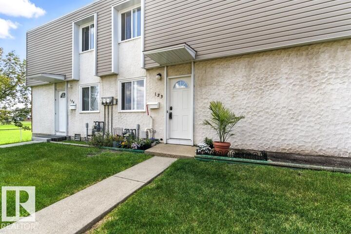 123 Cornell Court NW  Edmonton AB T5C 3C3 photo