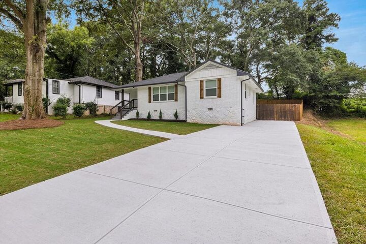 Property Photo: 2219 Sharon Way GA 30032