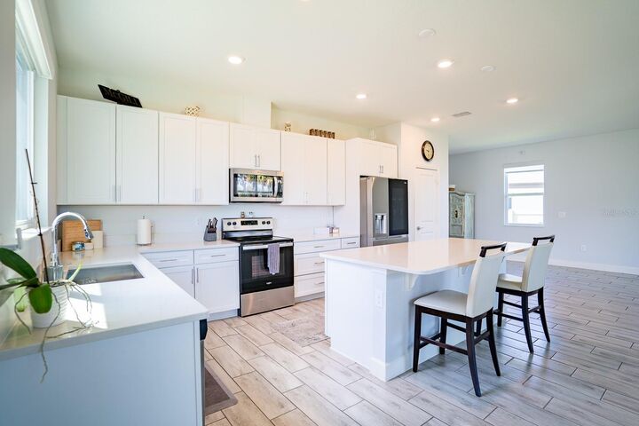Property Photo: 1011 Overlook Ct FL 33837