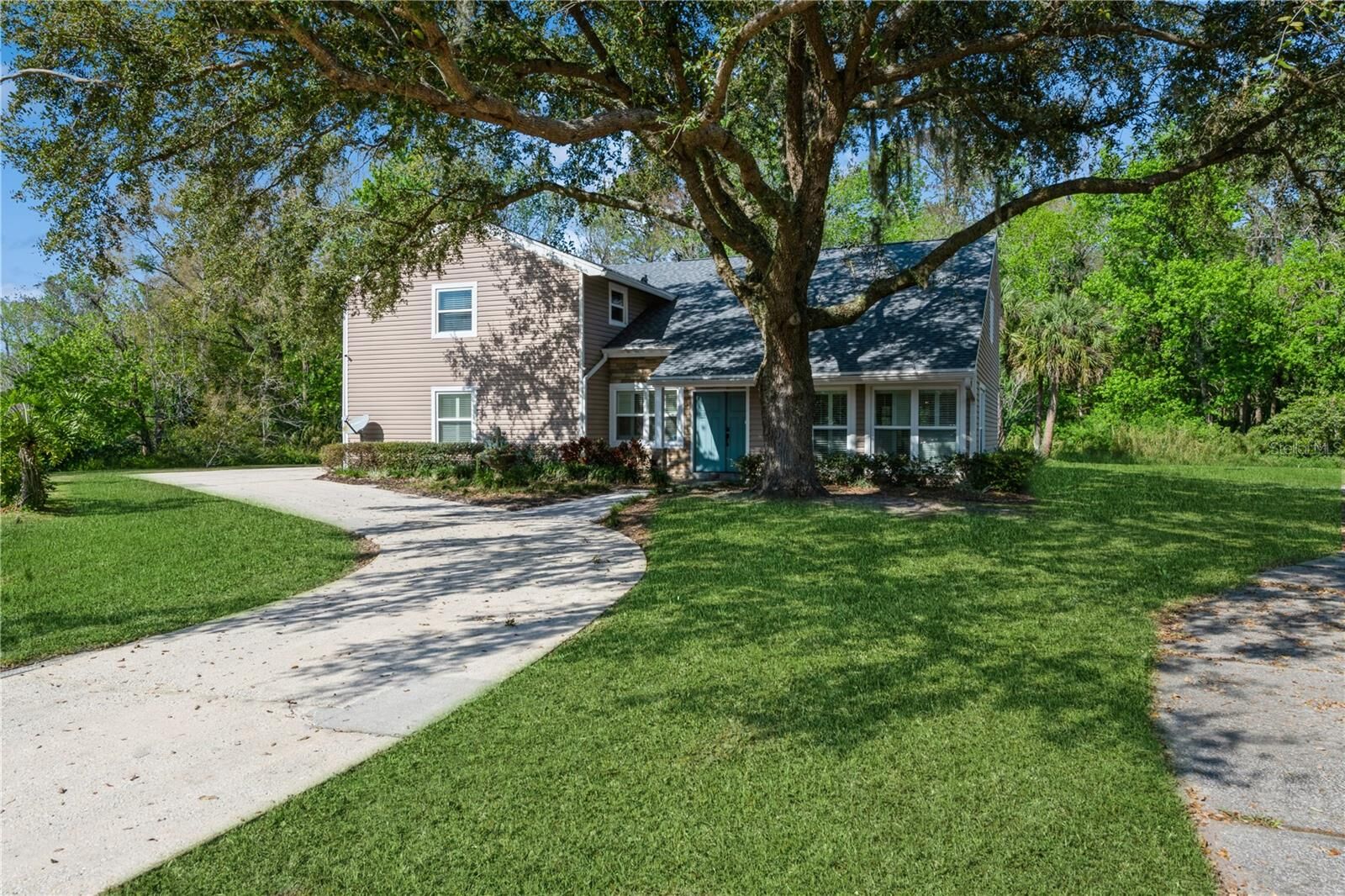 Property Photo: 1606 Wildcat Court FL 32708