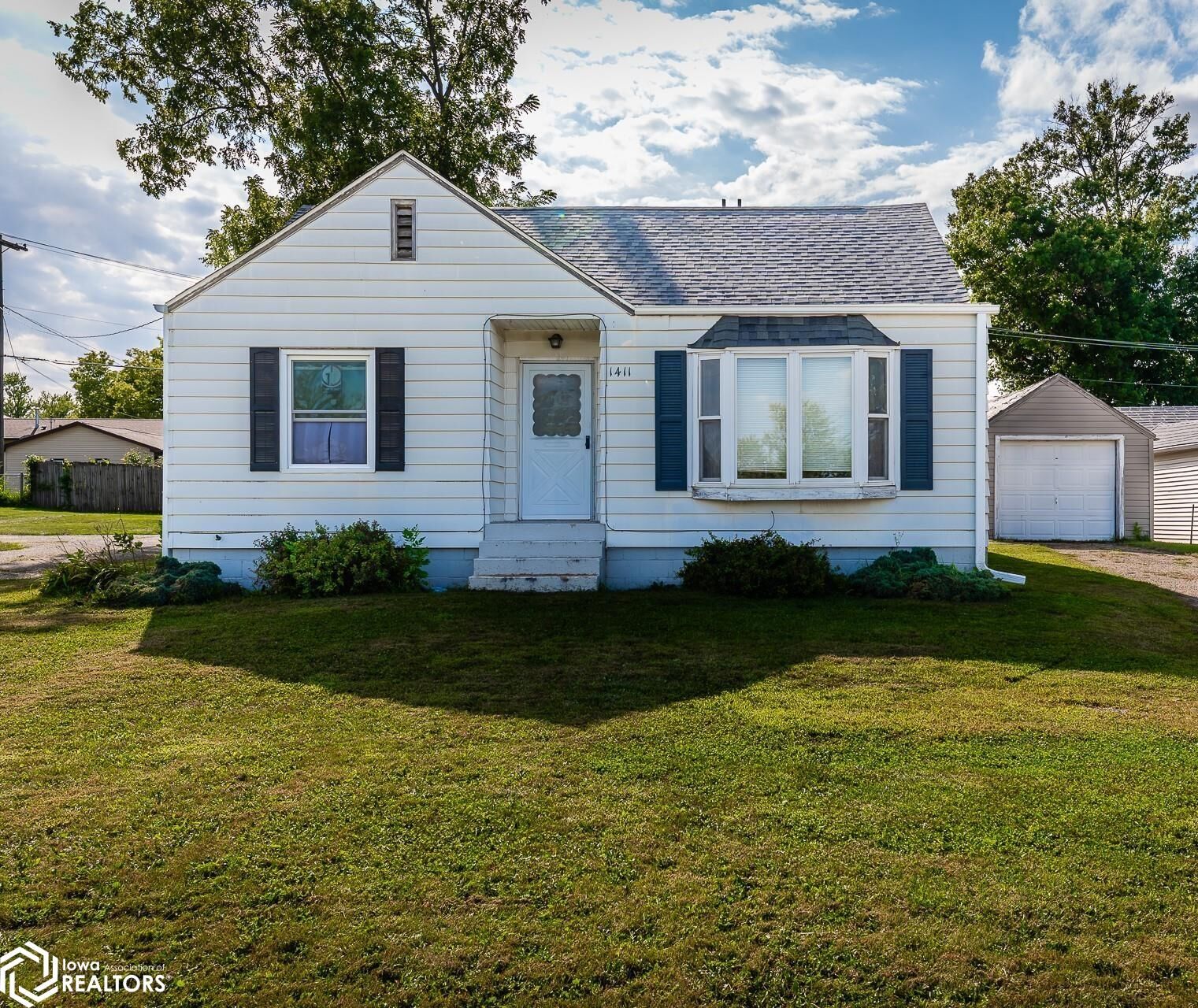 Property Photo:  1411 S Center Street  IA 50158 