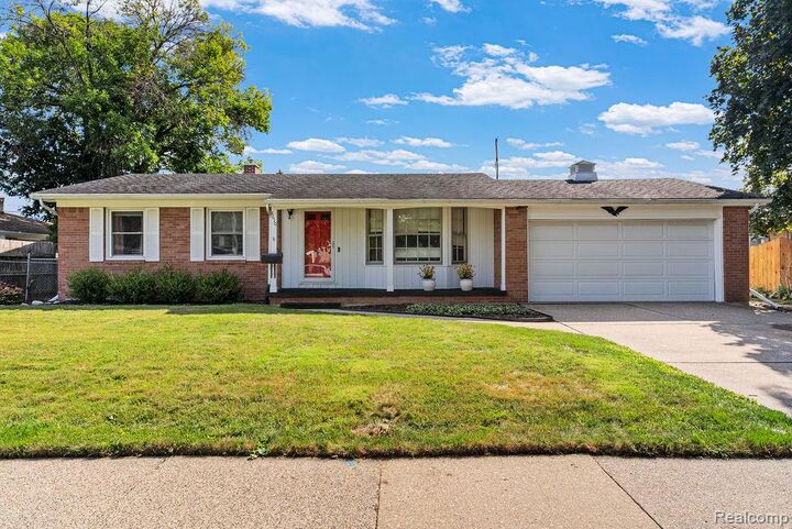 Property Photo:  1610 Ravenswood Drive  MI 48917 1726 