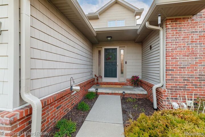 Property Photo:  6240 Northridge Hills Drive  MI 48116 3710 