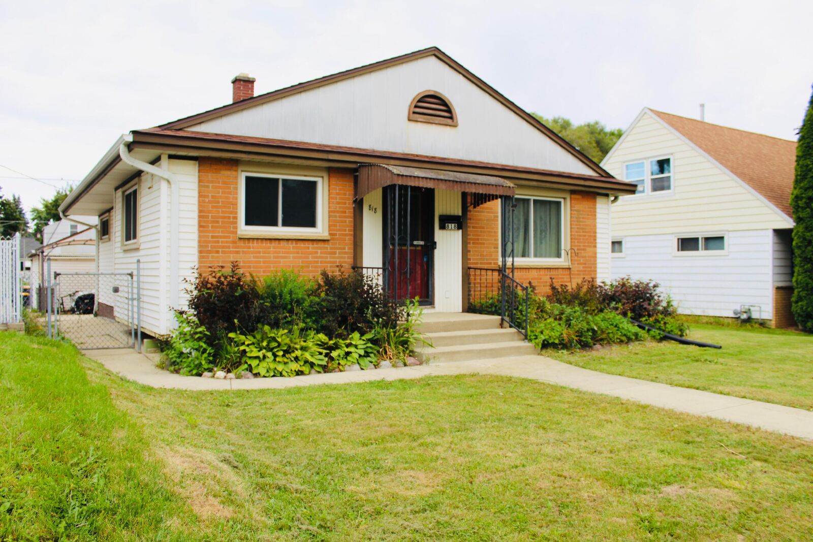 Property Photo:  818 S 94th St  WI 53214 