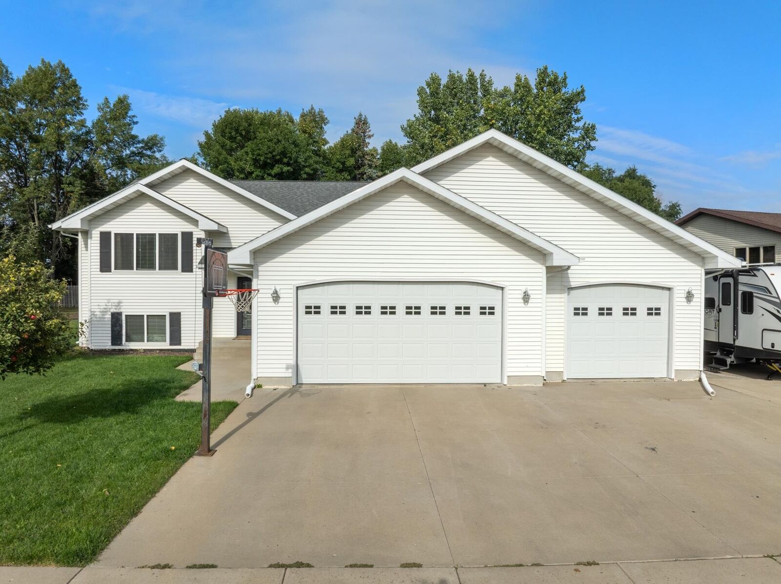 Property Photo: 416 22nd St SW ND 58701