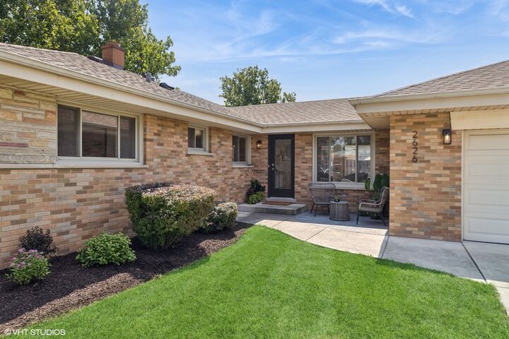 Property Photo: 2626 Sunnyside Avenue IL 60154