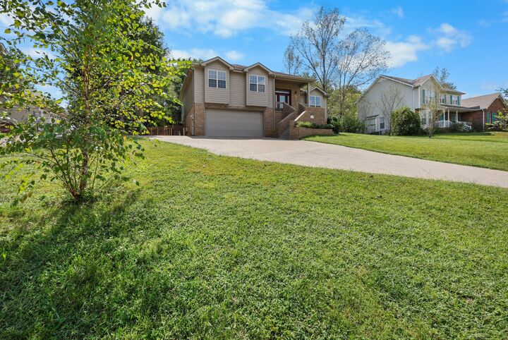 Property Photo: 886 Glenraven Dr TN 37043