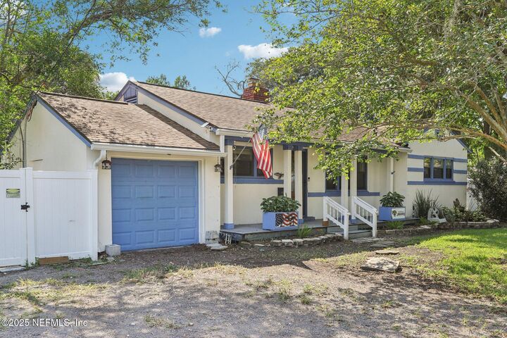 Property Photo: 4251 Pinewood Avenue FL 32207