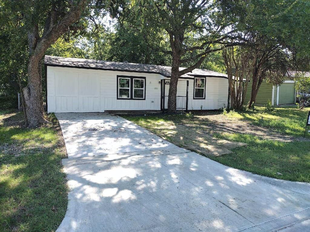 Property Photo:  807 Skylark Drive  TX 76010 