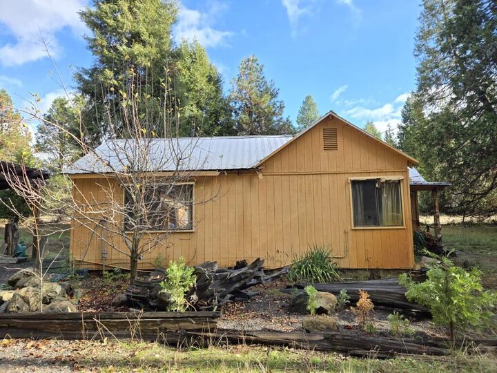 Property Photo: 441 Red Blanket Road OR 97536