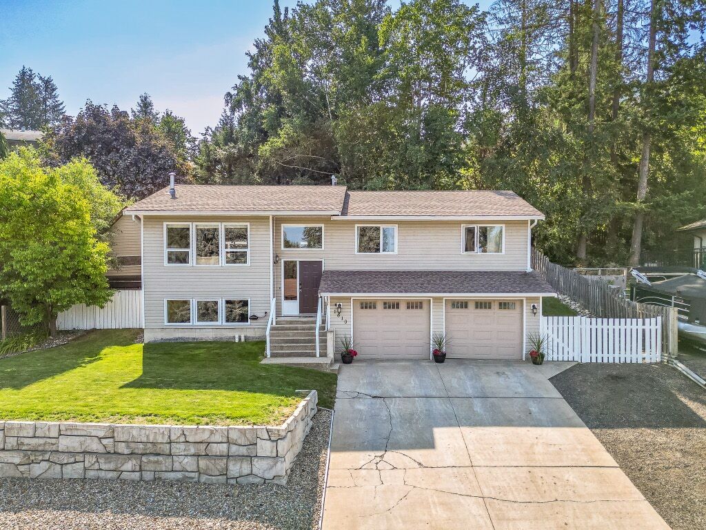 Property Photo: 1610 16 Avenue SE BC V1E 2M7