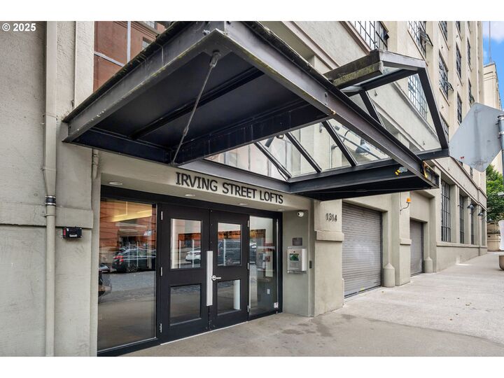 Property Photo:  1314 NW Irving St 609  OR 97209 