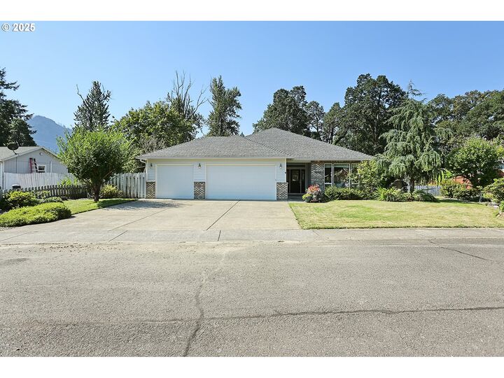 Property Photo: 1013 Lakeside Ct WA 98639