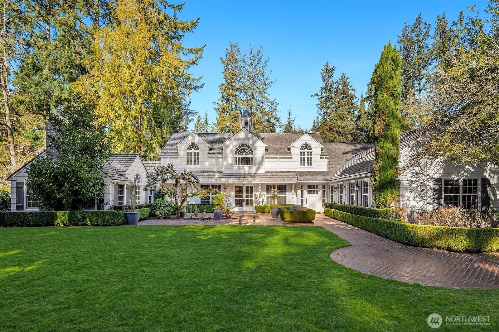 Property Photo: 1135 Evergreen Point Rd WA 98039