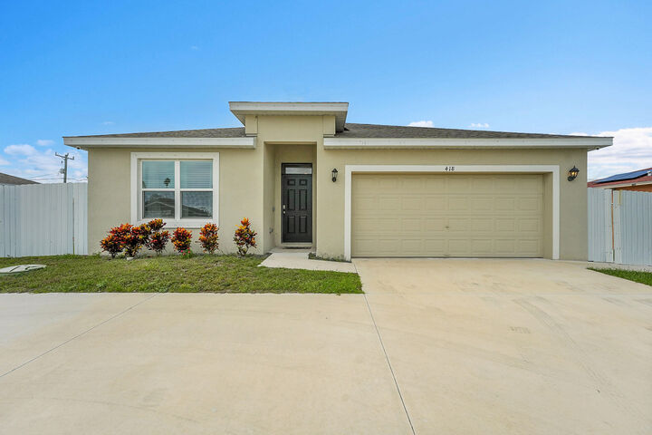 Property Photo: 418 NW Airoso Boulevard FL 34983