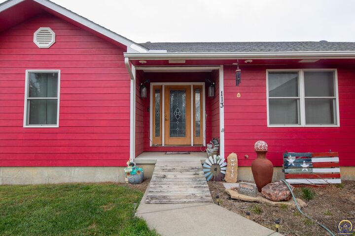 Property Photo:  113 Osage St  KS 66868 