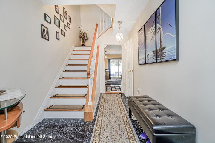 Property Photo:  10 Ivy Court  NY 10309 
