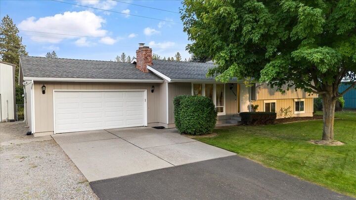 Property Photo: 11808 N Camelia Dr WA 99021