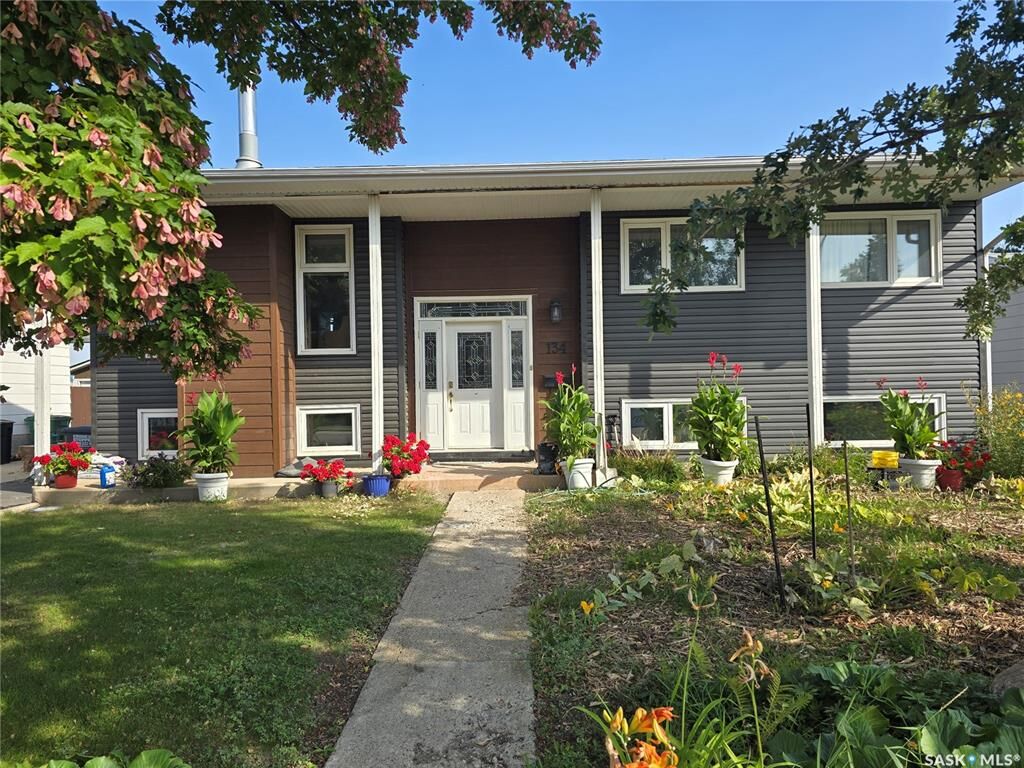 Property Photo:  134 Heise Crescent  SK S7M 4V3 