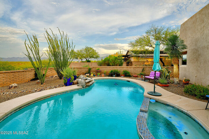 Property Photo: 949 E Josephine Saddle Place AZ 85614