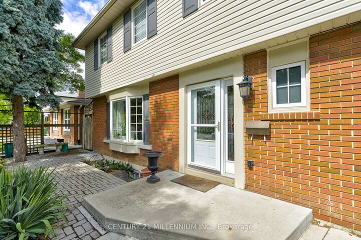 Property Photo: 17 Evesham Crescent ON L6T 3R9