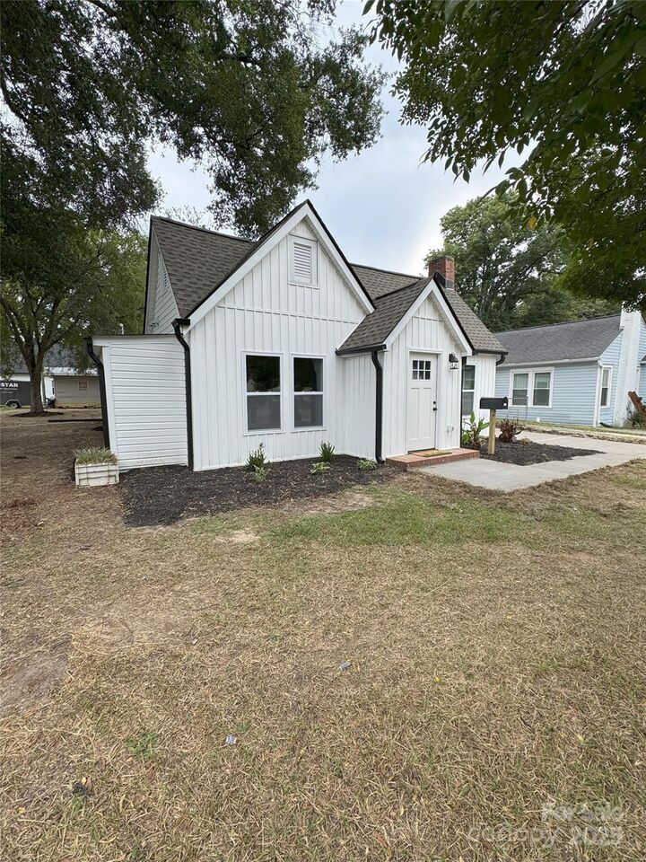 Property Photo: 905 Saluda Street SC 29730