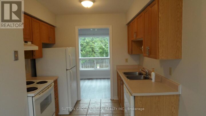 Photo de la propriété: 65 Delaney Crescent ON L4N 7C4