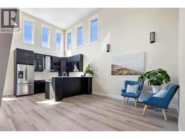 Property Photo:  615 Rose Avenue  BC V2B 3T4 