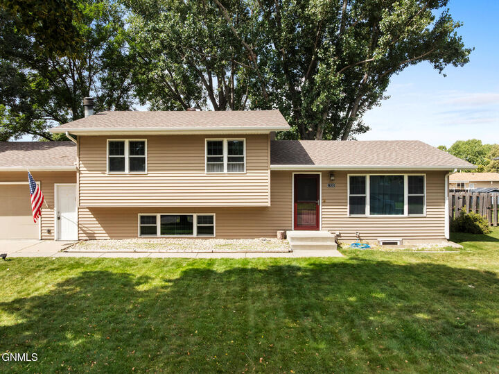 Property Photo:  1300 Pocatello Drive  ND 58504 