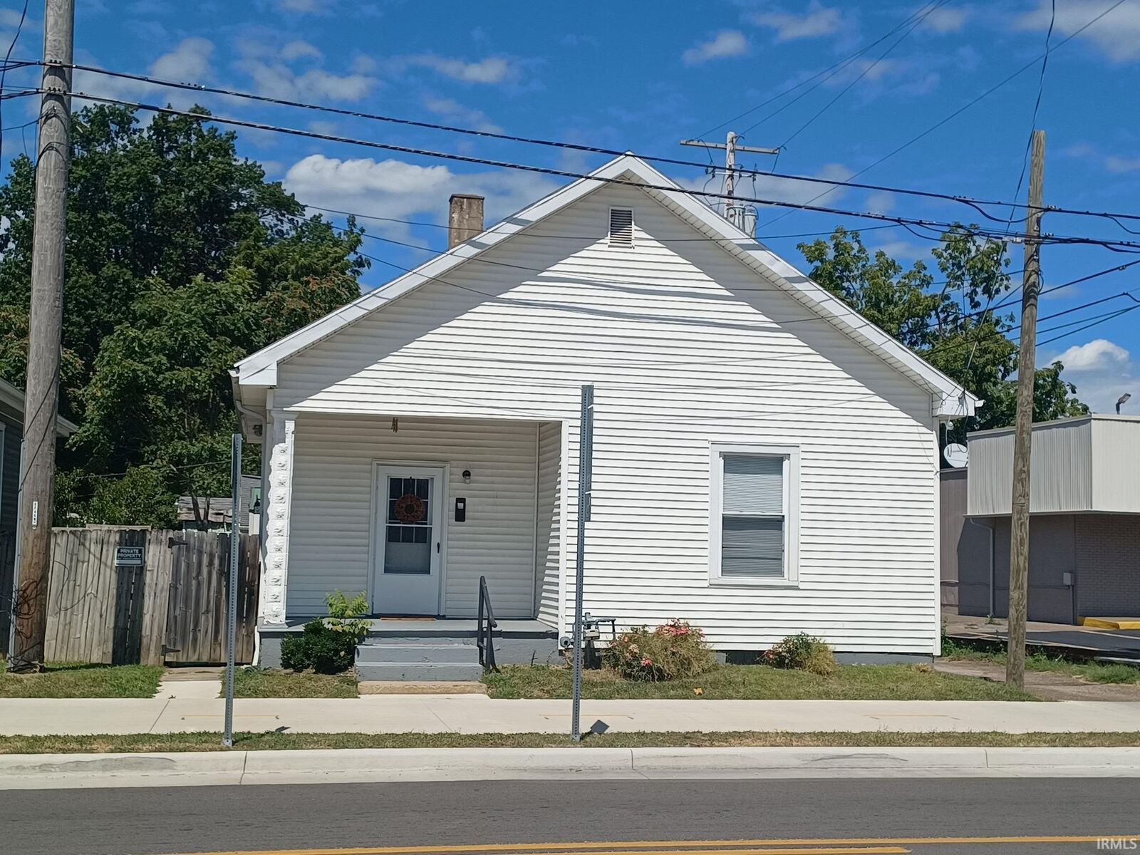 Property Photo: 906 E Walnut Street IN 47713