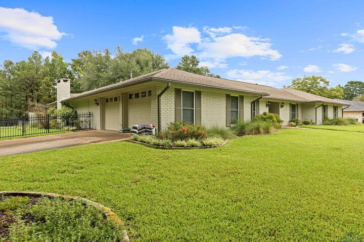 Property Photo: 1610 Pinecrest Dr TX 75644-3240