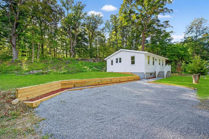 Property Photo:  2091 Maple Avenue  NY 10567 