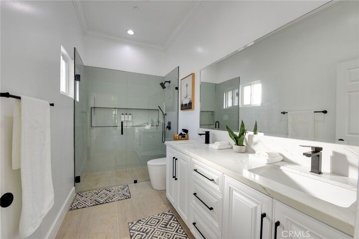 Property Photo:  22237 Buena Ventura Street  CA 91364 