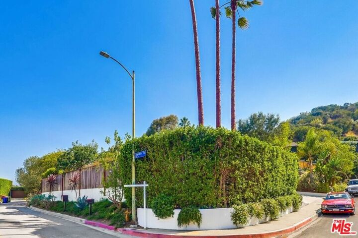 Property Photo: 7706 Chandelle Place CA 90046