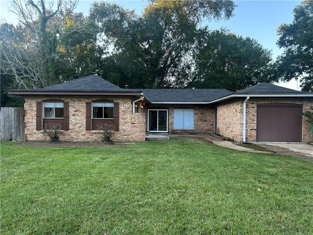 Property Photo:  1370 Westlawn Drive  LA 70460 