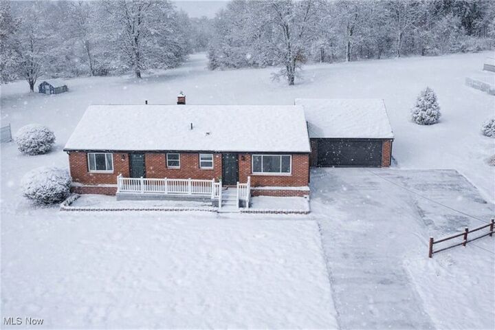 Property Photo:  424 Secrist Lane  OH 44420 