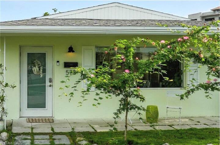 Property Photo: 578 14th St N FL 34102