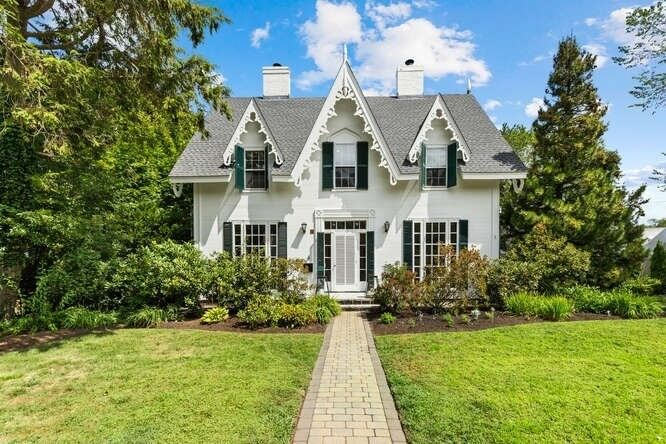 Property Photo:  4 Linden Street  MA 01984 