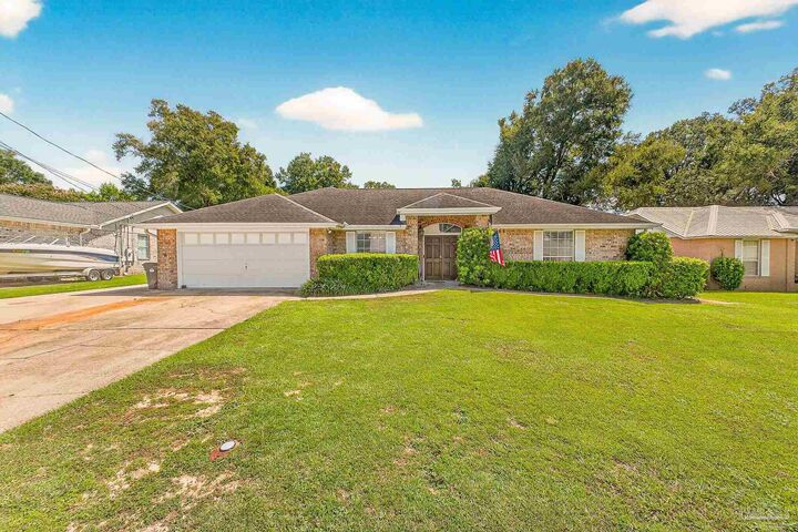 Property Photo: 723 Candlestick Pl FL 32514