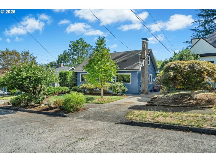 Property Photo: 44 SE 71st Ave OR 97215
