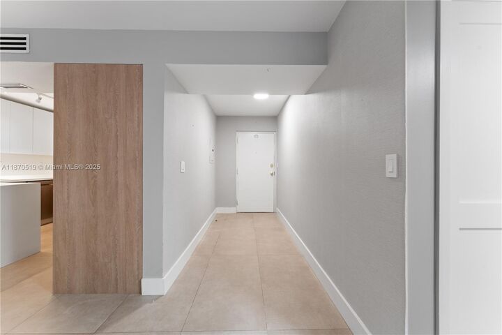 Property Photo:  55 Ocean Lane Dr 1031  FL 33149 