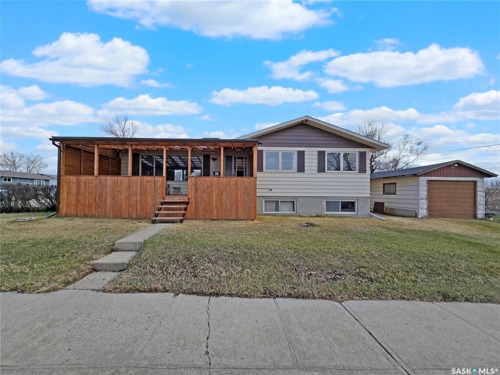 Property Photo:  204 1st Avenue SW  SK S9H 3H3 