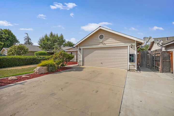 Property Photo: 4614 W Howard Avenue CA 93277