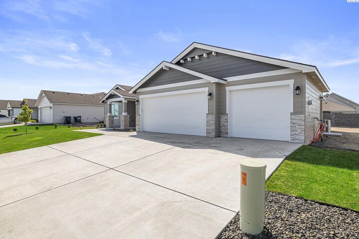 Property Photo: 10510 Danube Dr WA 99301