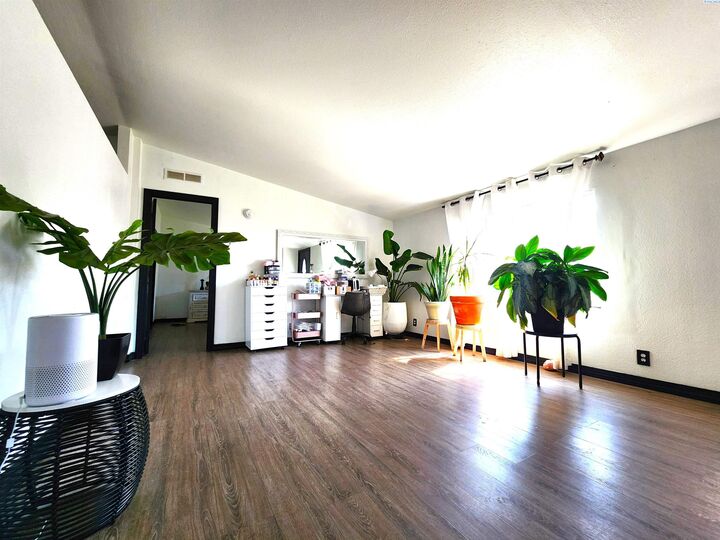 Property Photo: 706 S Sycamore Ave WA 99301