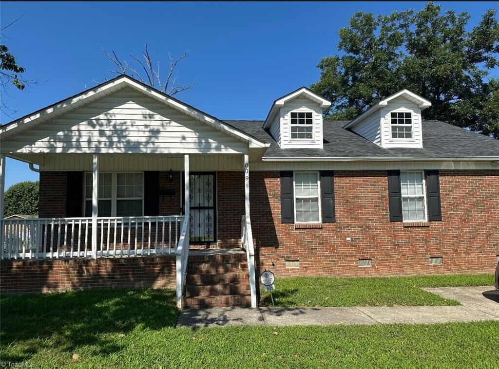 Property Photo: 809 Elwell Avenue NC 27405