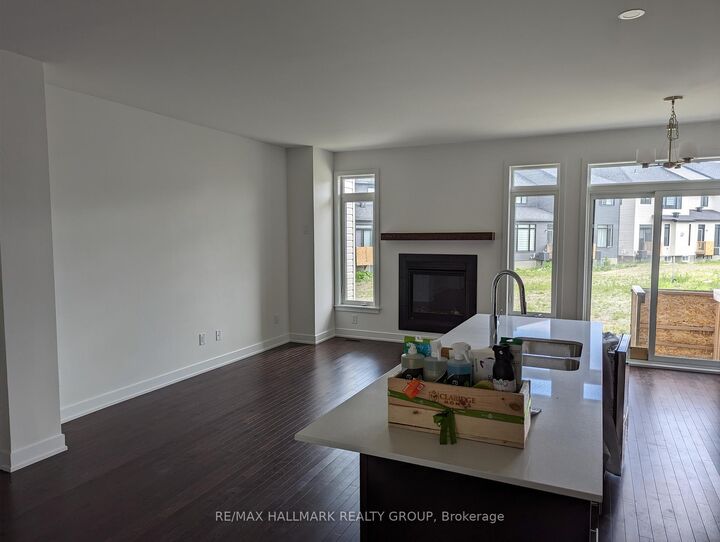 Property Photo: 262 Darjeeling Avenue ON K2J 6Z1