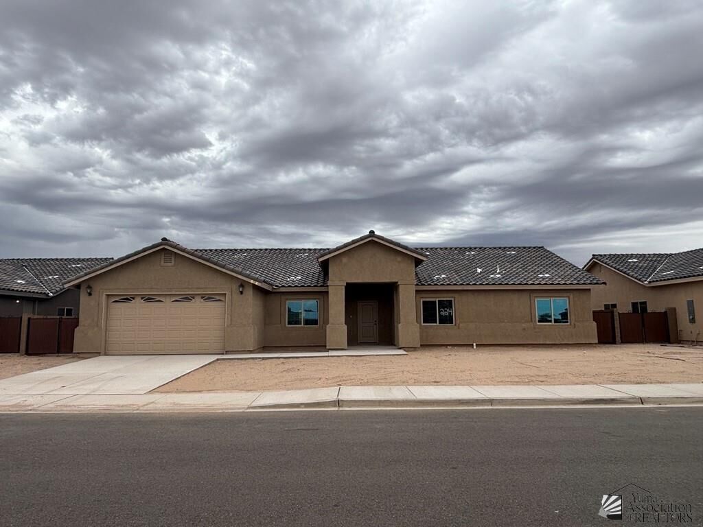 Property Photo: 5648 E 45 Pl AZ 85365