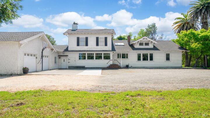 Property Photo:  